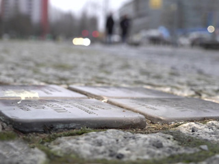 Память о холокосте не мешает немцам переступать через Stolpersteine
