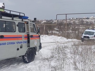 В Крыму скорая помощь застряла в снежном плену