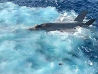 Появились кадры с места падения в море американского истребителя