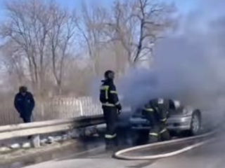Машина загорелась на трассе в Приморье