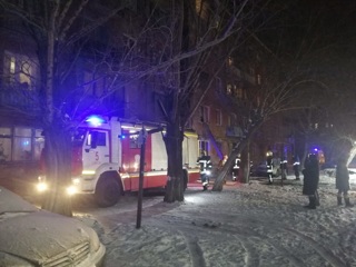 Омские пожарные спасли 35 человек из горящей пятиэтажки