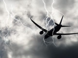 Молния ударила в самолет при посадке в Сочи