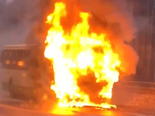 На глазах водителей в Петербурге сгорел рейсовый автобус