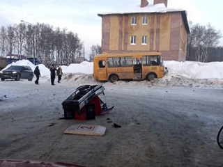 Школьный автобус врезался в АЗС после столкновения с 