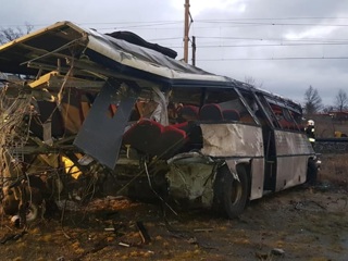 Пассажирский поезд снес школьный автобус, есть погибший