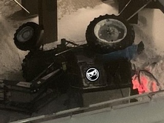 Трактор упал с эстакады и раздавил охранника перинатального центра
