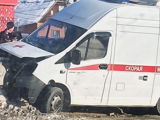 Три человека попали в больницу после ДТП с участием скорой в Новосибирске
