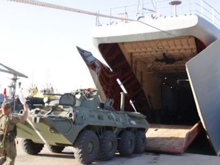 В Севастополе прошли учения по погрузке боевой техники на корабли