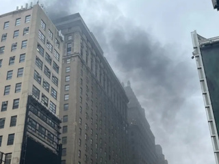 В центре Манхеттена горит отель со 100-летней историей
