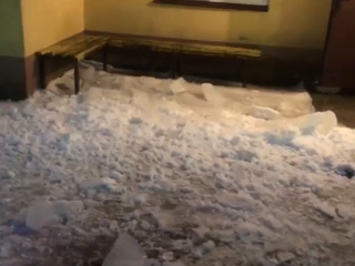 В Чудове на 5-летнего мальчика с крыши упал лед