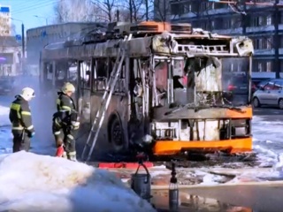 В центре Смоленска сгорел троллейбус. Водителя госпитализировали