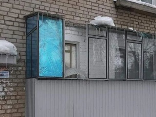 В Липецке сосулька упала с крыши и пробила балкон