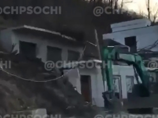 На строящийся дом в Сочи сошел оползень