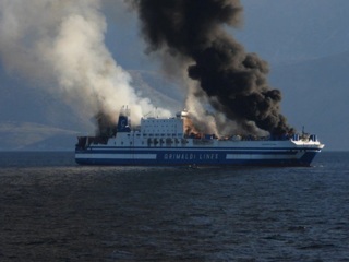 В Греции задержаны капитан и механики сгоревшего пассажирского парома