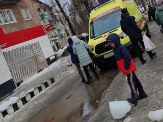В Ярославле глыба льда упала на двух 12-летних девочек