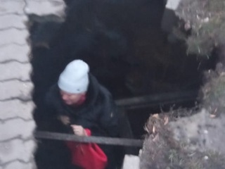 В Губкине тротуар превратился в яму, под землю провалилась женщина