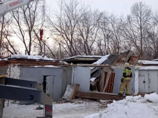 В Омске взрыв газового баллона уничтожил три гаража