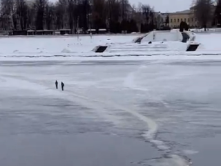В Твери дети пытались пересечь Волгу по тонкому льду