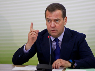 Медведев назвал заявления Макрона хамскими