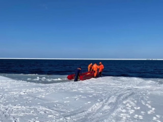 Несколько сотен рыбаков сняли со льдины на Сахалине
