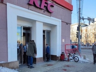 В центре Екатеринбурга прохожему на голову упала сосулька