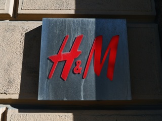 H&M откроет магазины для распродажи перед уходом из России
