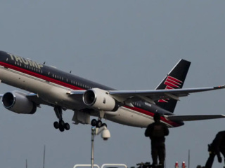 Самолет с Трампом приземлился в аэропорту LaGuardia в Нью-Йорке