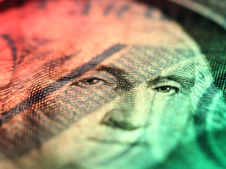 Биржевой курс доллара упал ниже 70 рублей, евро – ниже 76