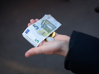 Курс евро преодолел 84 рубля впервые с апреля 2022 года