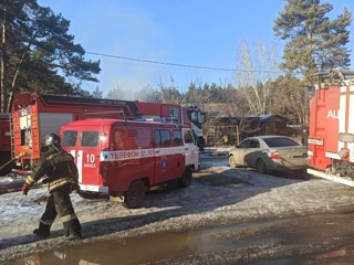 В результате пожара в доме в Красноярском крае погибли мать и двое детей