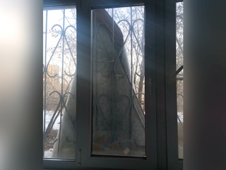 В Челябинске из окна многоэтажки выбросили ковер