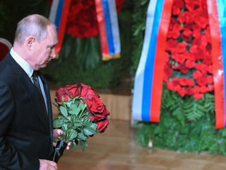 Путин прислал к могиле Жириновского корзину алых роз
