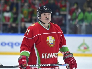 Клюшкой по лицу: Лукашенко пострадал во время хоккейного матча