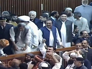 Парламент Пакистана вынес вотум недоверия премьеру страны Имрану Хану
