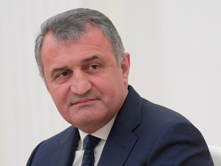 Уверенный в своей победе глава Южной Осетии проголосовал на выборах