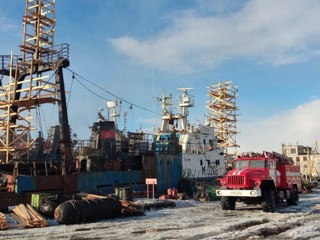 В порту Мурманска загорелось рыболовное судно "Киев"
