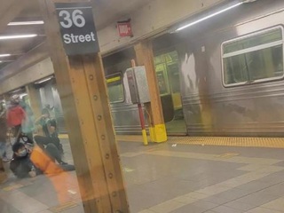 Устроивший стрельбу в метро Нью-Йорка пустился в бега