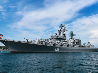 Причинами затопления крейсера "Москва" стали шторм и пробоины
