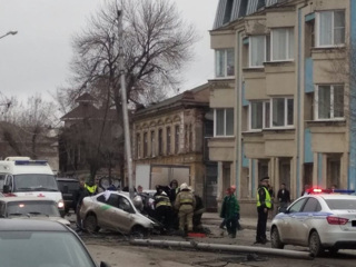Груда металла: автомобиль каршеринга врезался в столбы в Самаре