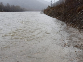 В Башкирии река Инзер затопила участок дороги