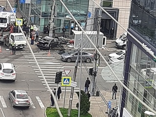 Лихач на BMW снес фургон в Краснодаре
