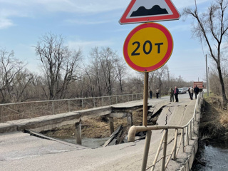 Автомобильный мост обрушился в Приморском крае