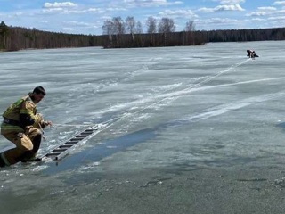 Провалившегося под лед рыбака спасли сотрудники МЧС