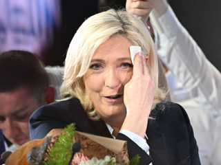 Ле Пен признала поражение и позвонила Макрону