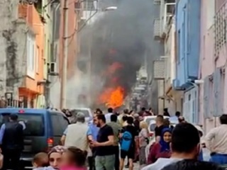 Самолет рухнул на жилой квартал в Турции, есть жертвы
