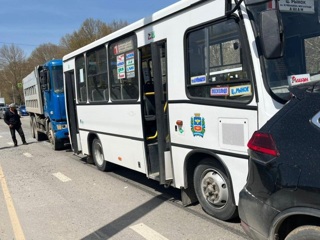 Автобус с пассажирами и грузовик столкнулись в Симферополе