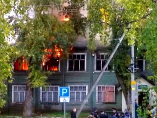 Люди прыгали из окон: житель Поморья сжег здание администрации