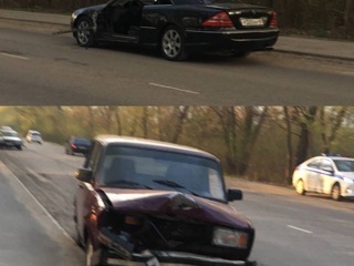 В Липецке отечественный автомобиль снес дверь Mercedes