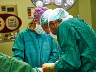 Операцию на сложном переломе ветерана ВОВ провели омские врачи