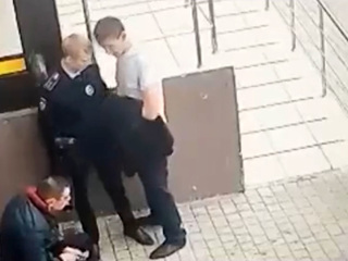 МВД проверит видео, на котором "полицейский получает взятку от наркомана"